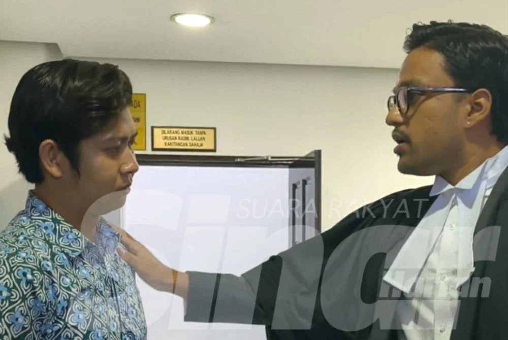 Zaim Ikhwan (kiri) ketika ditenangkan peguamnya apabila Mahkamah Tinggi pada Rabu membenarkan anak keduanya diserahkan semula ke pangkuannya tanpa sebarang syarat dan bon.