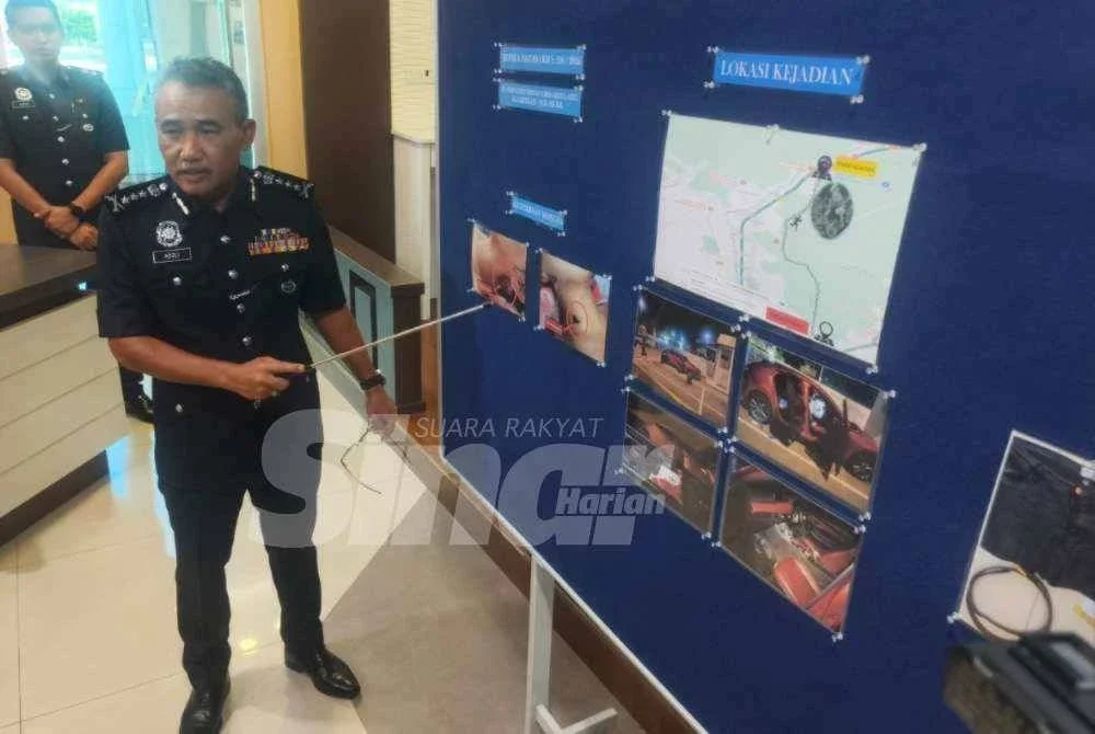 Adzli menunjukkan kesan tikaman yang menembusi bahagian leher mangsa dari kiri ke kanan pada sidang akhbar di IPK Kedah pada Isnin.