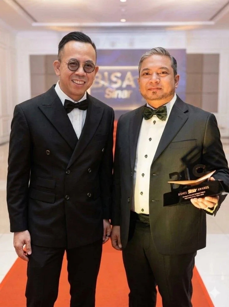 Mohd Al Iman bergambar bersama Menteri Pembangunan Usahawan dan Koperasi, Steven Sim Chee Keong.