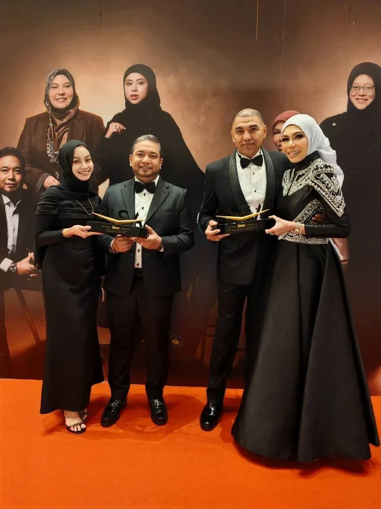 Mohd Al Iman (dua dari kiri) bersama salah seorang penerima Anugerah BISA 2026.