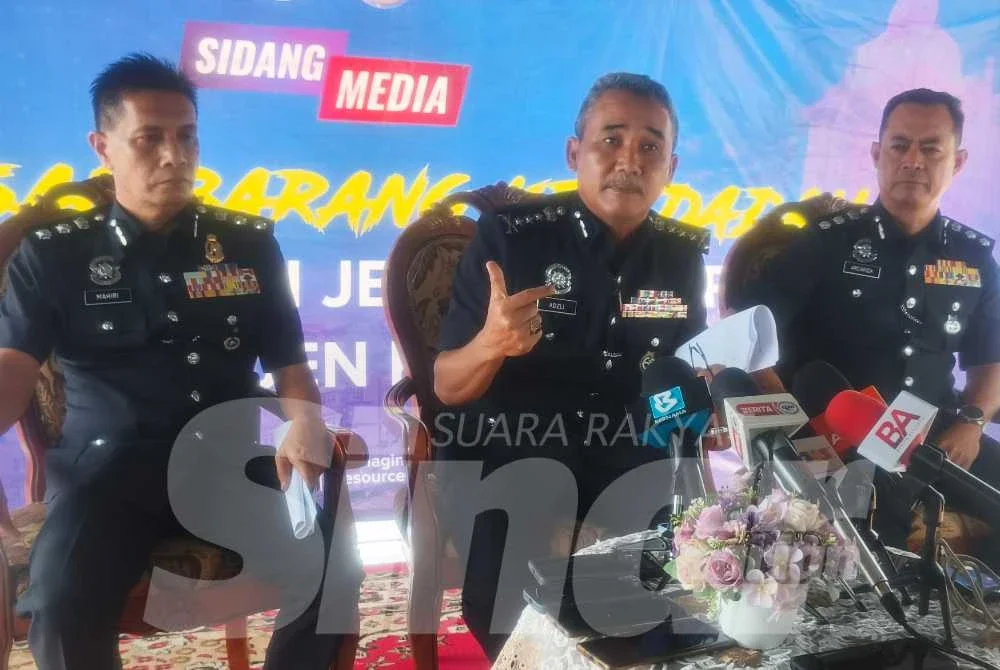 Adzli (tengah) ketika sidang akhbar di IPK pada Rabu.