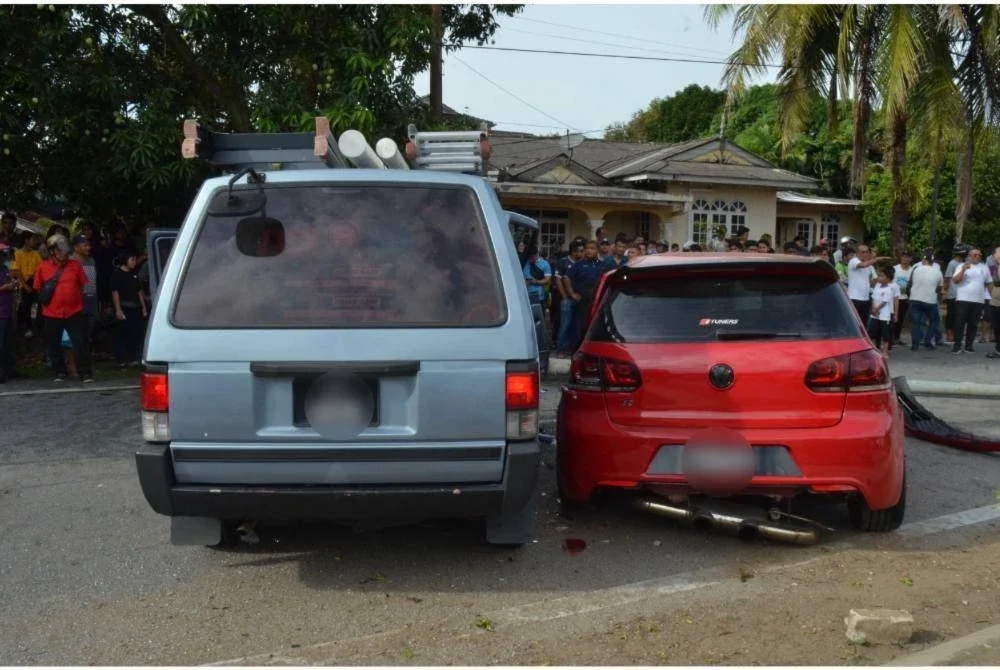 Dalam kejadian kira-kira jam 3.36 petang itu, mangsa yang merupakan penumpang hadapan sebuah van disahkan meninggal dunia di lokasi kejadian akibat kecederaan parah.