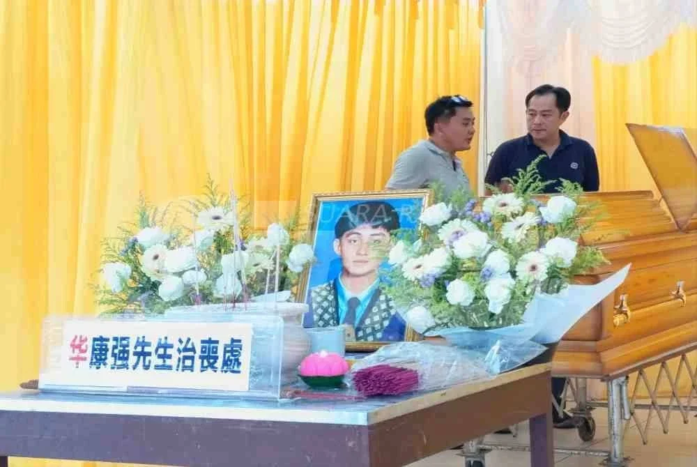 Bapa mendiang, Wah Tee Tun (kiri) kelihatan sebak ketika ditemui di rumah upacara pengebumian di Jalan Syed Zain, Kuala Terengganu pada Rabu, selepas anak sulungnya, Wah Han Keong, 18, maut dalam kemalangan ngeri di Jalan Losong Feri pada Selasa. 