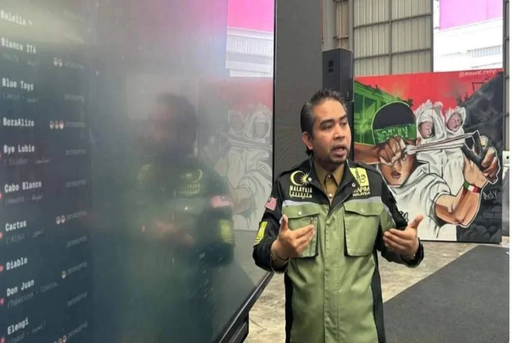 Ketua Pengarah Pusat Kawalan Sumud Nusantara (SNCC), Datuk Sani Araby menunjukkan lokasi kesemua bot ditahan oleh rejim Zionis Israel pada 18 dan 19 Mei lalu. - Foto Astro AWANI.