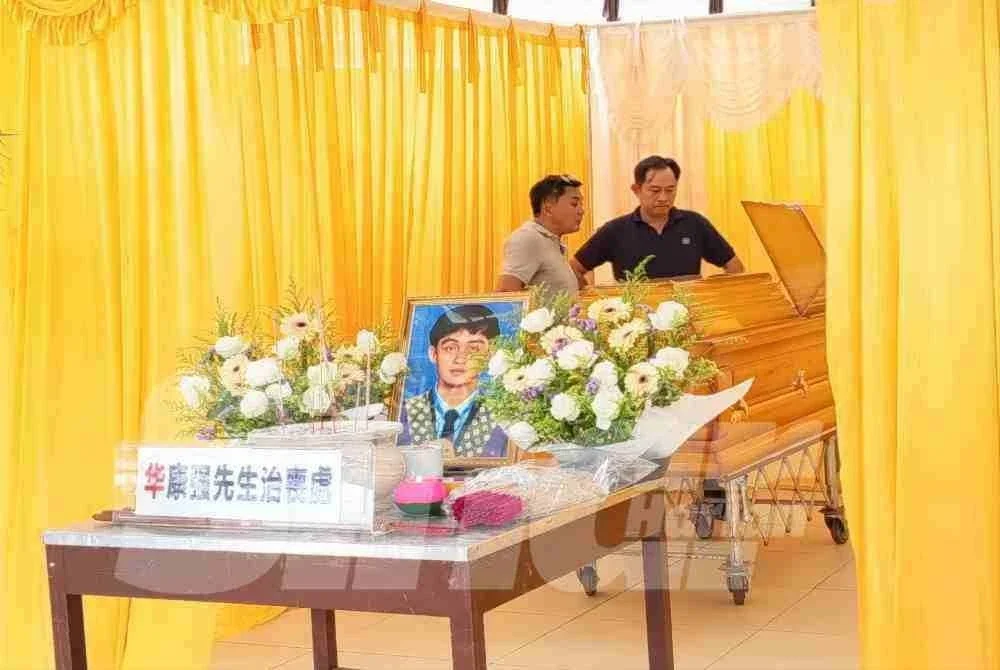 Bapa mendiang, Wah Tee Tun (kiri) kelihatan sebak ketika ditemui di rumah upacara pengebumian di Jalan Syed Zain, Kuala Terengganu pada Rabu, selepas anak sulungnya, Wah Han Keong, 18, maut dalam kemalangan ngeri di Jalan Losong Feri pada Selasa.
