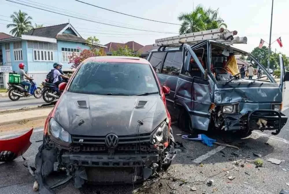 Dalam kejadian itu, tiang Jabatan Kerja Raya (JKR) yang dilanggar turut tumbang dan tertembus ke dalam van sehingga terkena penumpang hadapan, manakala dua lagi individu dilaporkan cedera ringan.