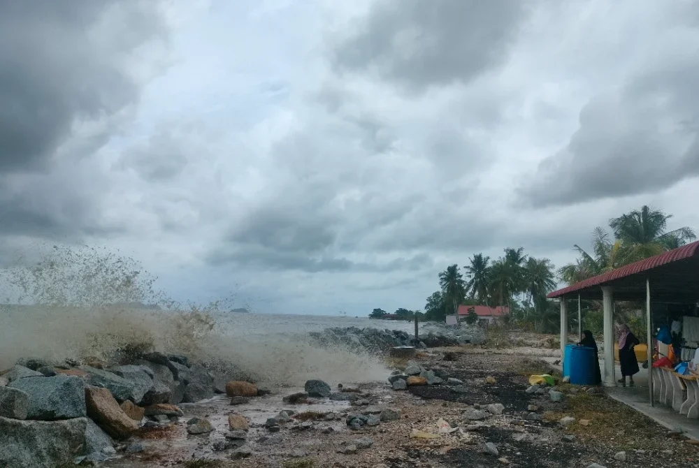 Ombak tinggi mengenai rumah penduduk di Kampung Huma Tanjung Dawai.