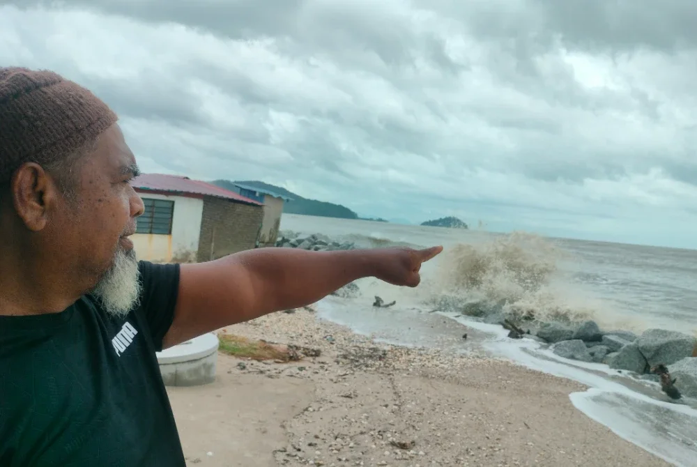 Mohd Razi menunjukkan keadaan semasa ombak tinggi.