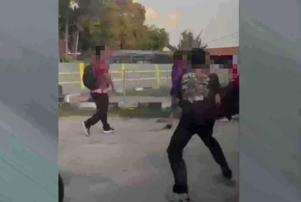 Rakaman berdurasi kira-kira 26 saat itu tersebar di media sosial sejak Rabu memaparkan beberapa individu saling menumbuk serta menendang antara satu sama lain.