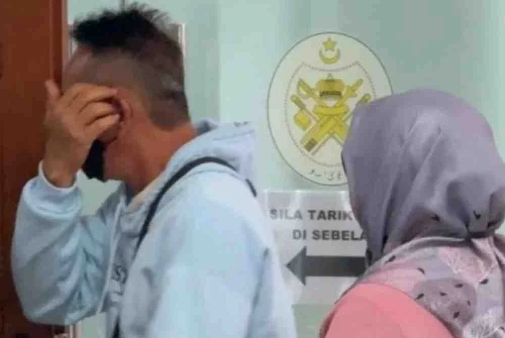 Nik Mohamad Azaha dihadapkan ke Mahkamah Sesyen atas dua pertuduhan menerima suapan berjumlah RM3,000.