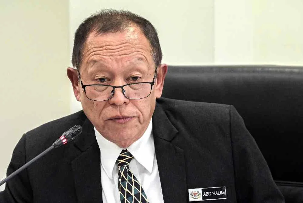 Abdul Halim ditemu bual oleh pemberita selepas mengadakan lawatan kerja ke Ibu Pejabat SPRM Selangor pada Rabu. Foto Bernama