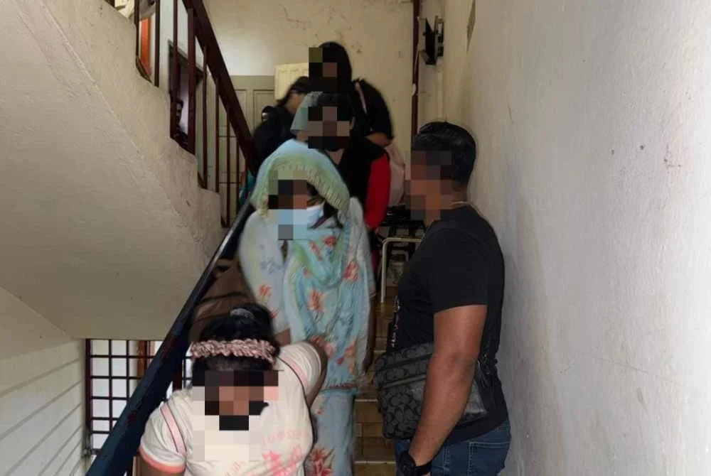 Antara warga asing yang ditahan dalam serbuan JIM di sebuah rumah kedai di Jalan Tun Siew Sin, Kuala Lumpur.