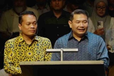 Rafizi (kanan) dan Nik Nazmi membuat pengumuman yang tidak diduga apabila turut mengosongkan kerusi Parlimen.