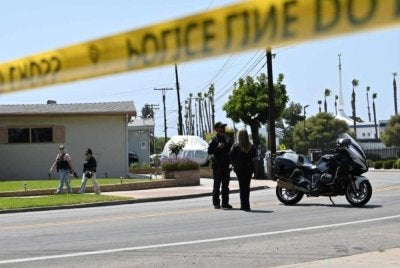 Anggota penguatkuasa undang-undang mengawal dan menutup kawasan kejadian tembakan di Pusat Islam San Diego (ICSD) di San Diego, California - Foto:AFP
