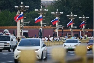 Bendera Russia dan China berkibar di Dataran Tiananmen di Beijing. - Foto AFP