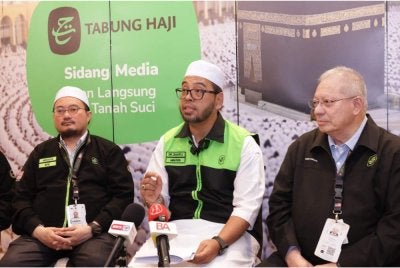 Zulkifli Hasan (tengah) ketika sidang akhbar di Bilik Bunga Raya, Abraj Al Tayseer di sini pada Selasa.
