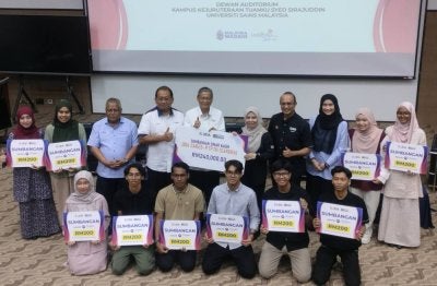 Norliza (lima dari kanan), Samsuri (lima dari kiri) dan Farizul Zainudin (tengah) bergambar bersama penerima sumbangan Program Sinar Kasih UDA Cares - PTPTN (SAKURA).