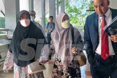 Nurul Asyikin (kanan) hadir ke Mahkamah Seremban ditemani ibu bapanya.