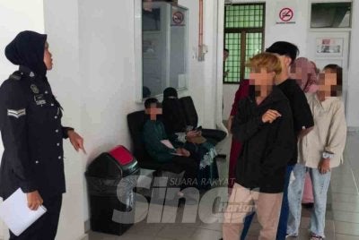 Kesemua tertuduh hadir ke Mahkamah Majistret Alor Gajah ditemani keluarga masing-masing.