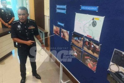 Adzli menunjukkan kesan tikaman yang menembusi bahagian leher mangsa dari kiri ke kanan pada sidang akhbar di IPK Kedah pada Isnin.