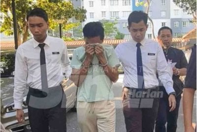 Suami Azar Azmi, Mohd Apri Hazreen dibawa ke Mahkamah Seremban untuk pertuduhan kali pertama pada Mac lalu. Gambar fail 
