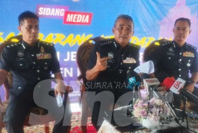 Adzli (tengah) ketika sidang akhbar di IPK pada Rabu.