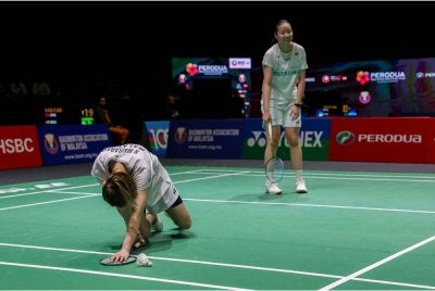 Aksi beregu wanita negara Noraqilah Maisarah (kiri) dan Low Zi Yu (kanan) selepas tewas kepada beregu China, Bao Li Jing dan Cao Zi Han pada Kejohanan Perodua Malaysia Masters 2026 di Unifi Arena Bukit Jalil hari ini. - Foto: Bernama