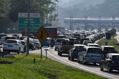 PLUS menjangkakan lebih 2.2 juta kenderaan akan menggunakan rangkaian lebuh rayanya setiap hari, bersempena dengan musim cuti berganda yang bermula Jumaat ini. Gambar hiasan 