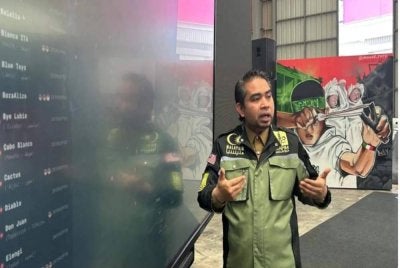 Ketua Pengarah Pusat Kawalan Sumud Nusantara (SNCC), Datuk Sani Araby menunjukkan lokasi kesemua bot ditahan oleh rejim Zionis Israel pada 18 dan 19 Mei lalu. - Foto Astro AWANI.