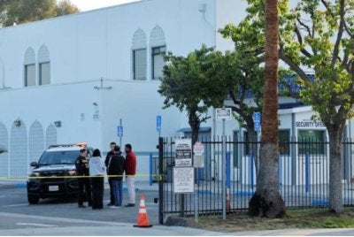 Polis pada Selasa memaklumkan bahawa mereka telah merampas lebih 30 senjata api dan satu busur silang dari kediaman yang dikaitkan dengan remaja bersenjata yang membunuh tiga individu di sebuah masjid di San Diego
