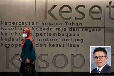 Rukun Negara dan Perlembagaan berfungsi saling melengkapi antara satu sama lain dalam membentuk asas kenegaraan Malaysia. Gambar kecil: Lian Ker