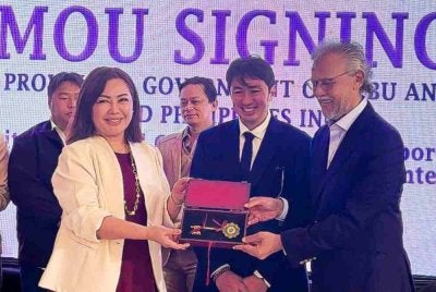 (Dari kiri) Gabenor Cebu, Pamela Baricuatro menyampaikan cenderamata penghargaan kepada Presiden dan Ketua Pegawai Eksekutif AFK Group, Tan Sri Dr Azmil Khalid, disaksikan Presiden dan Ketua Pegawai Eksekutif MTD Philippines Inc., Patrick Nicholas David, pada penghujung majlis pemeteraian MoU di Cebu pada 19 Mei 2026