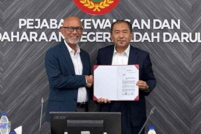 Pegawai Kewangan Negeri Kedah, Datuk Dr Nadzman Mustaffa (kanan) menyerahkan Surat Setuju Terima kepada Ketua Pegawai Eksekutif Kumpulan BDB, Che Abdul Khalid Md Din.