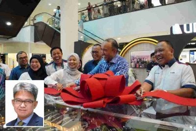 Pelancaran Residensi Mutiara disempurnakan Pengerusi Jawatankuasa Perumahan dan Kerajaan Tempatan Negeri Johor, Datuk Mohd Jafni Md Shukor (dua dari kanan) bersama Pemangku Ketua Pegawai Operasi UDA Land (South), Norazim Shukor (kanan) di reruai UDA bersempena PKPJ Property Roadshow di Angsana Johor Bahru Mall, pada Sabtu. Gambar kecil: Ahmad Fuaad 