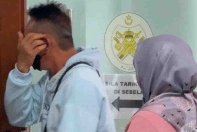 Nik Mohamad Azaha dihadapkan ke Mahkamah Sesyen atas dua pertuduhan menerima suapan berjumlah RM3,000.