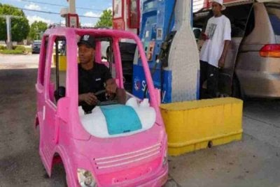 Dia memberhentikan kereta itu untuk tujuan mengisi minyak. Foto Agensi