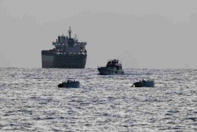 Israel memindahkan aktivis yang ditahan daripada flotila bantuan ke Gaza ke Pelabuhan Ashdod selepas menyerang dan memintas konvoi berkenaan di perairan antarabangsa.