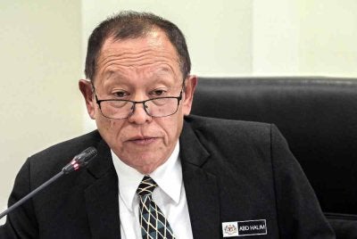 Abdul Halim ditemu bual oleh pemberita selepas mengadakan lawatan kerja ke Ibu Pejabat SPRM Selangor pada Rabu. Foto Bernama