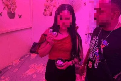 Sindiket menawarkan perkhidmatan seks secara terus kepada pelanggan melalui penjaga premis yang beroperasi di tingkat tiga dan empat bangunan berkenaan.