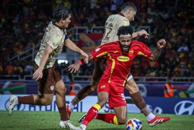 Pemain Selangor FC, Chrigor Moraes diasak pemain Buriram United pada perlawanan Final 1 Kejuaraan Kelab ASEAN Piala Shopee 2025/26 di antara Selangor FC menentang Buriram United di Stadium MBPJ. Foto Bernama