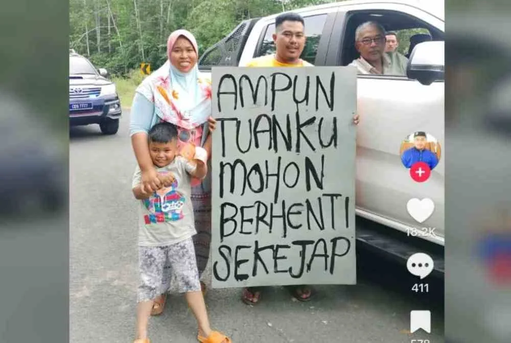 Tangkap layar gambar sebuah keluarga yang meminta Al-Sultan Abdullah berhenti di bahu jalan bagi mendapatkan bantuan elektrik.