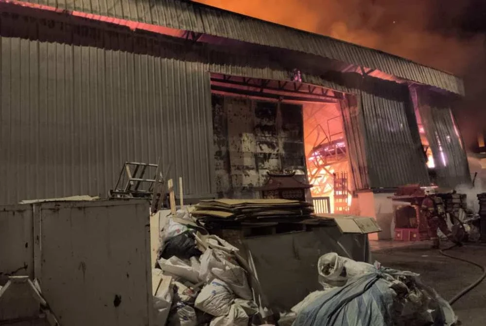 Keadaan kilang kayu terbakar awal pagi Khamis.