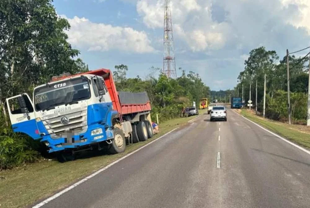 Keadaan lori dipercayai mengalami masalah stereng sebelum terbabas melanggar motosikal mangsa. Foto Polis Rompin