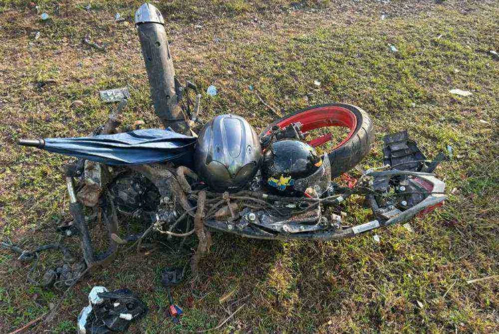 Keadaan motosikal mangsa yang rosak teruk akibat rempuhan lori terbabas. Foto Polis Rompin