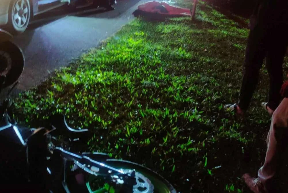 Hasil pemeriksaan di lokasi kejadian mendapati terdapat kesan najis lembu serta kesan geseran di atas jalan di laluan motosikal mangsa.