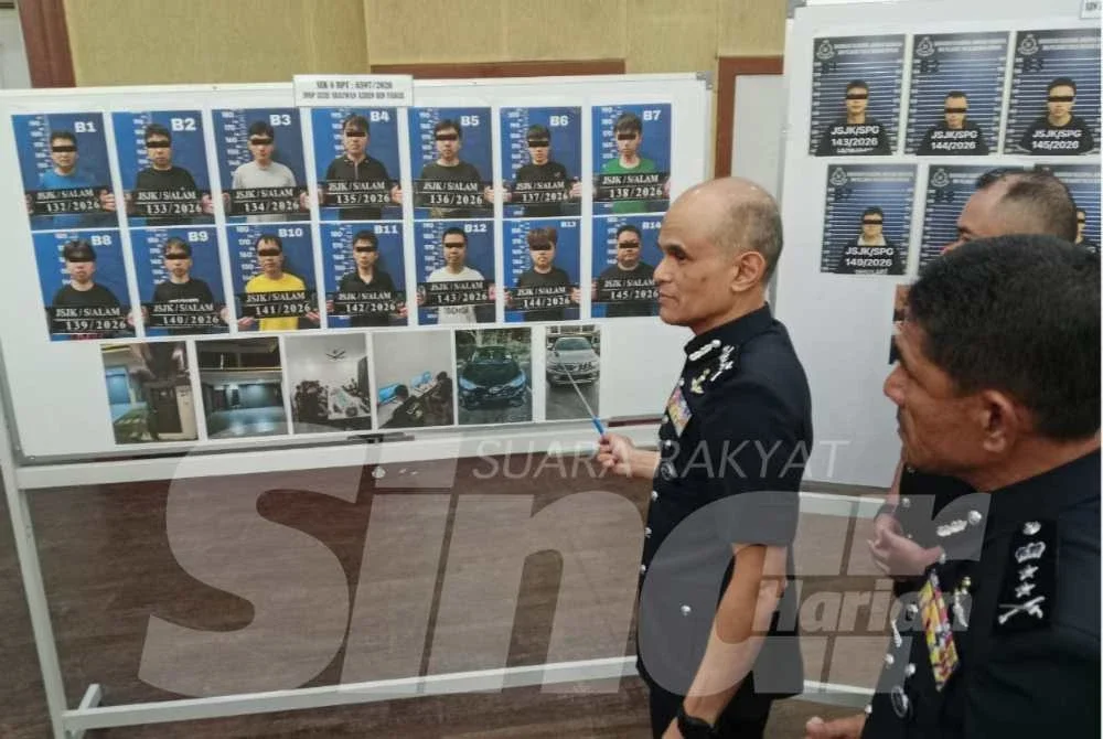 Shazeli menunjukkan antara suspek yang diberkas dalam serbuan dijalankan.