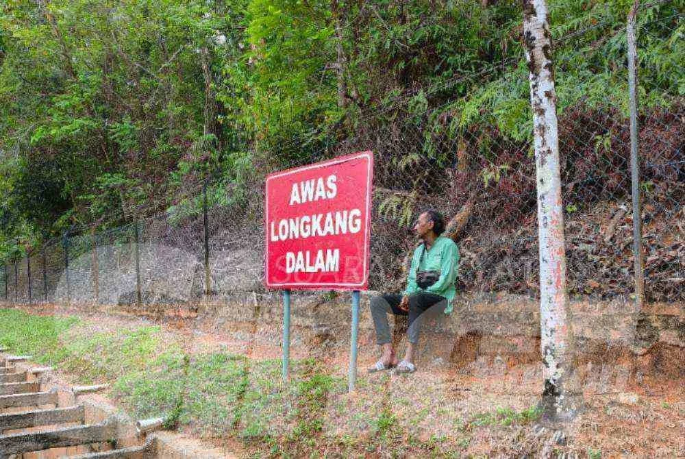 Suhaisham hanya mampu termenung ketika berada di Unit Forensik Hospital Jeli pada Khamis selepas sukar lelapkan mata sebaik sahaja mengetahui tentang kematian anak sulungnya. Foto:SINAR HARIAN/HAZELEN LIANA KAMARUDIN