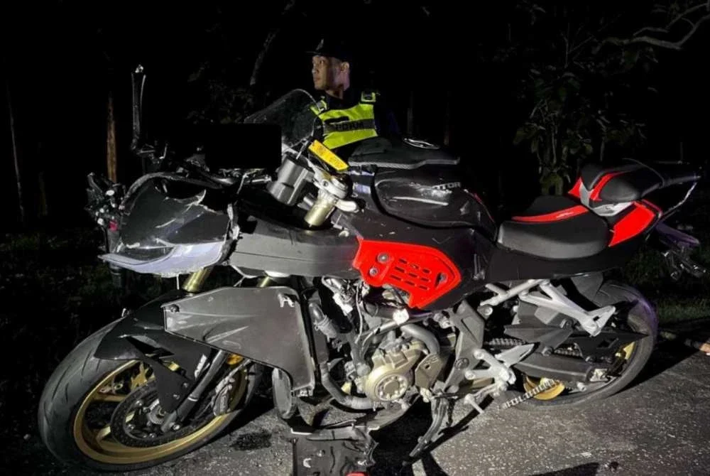 Keadaan motosikal yang ditunggang mangsa dalam kemalangan di Kilometer 136 Lebuhraya Utara Selatan, arah utara, awal pagi Khamis. - Foto IPD Muar