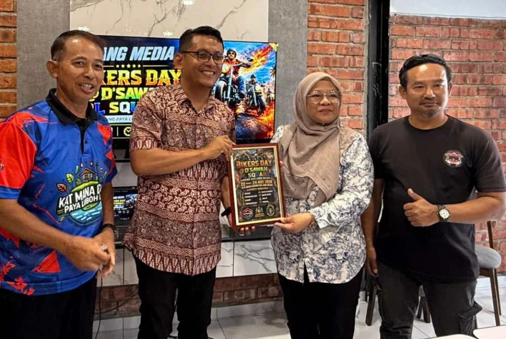Tuminah (kanan) menerima simbolik sijil penganjuran program.