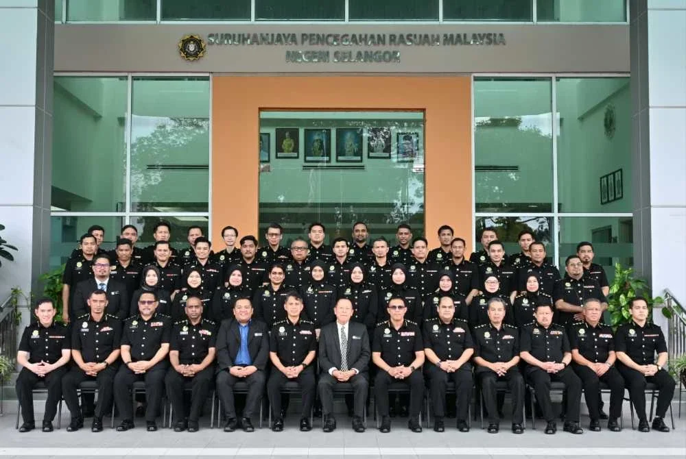 Abd Halim bergambar bersama pegawai dan anggota SPRM Selangor pada Rabu.